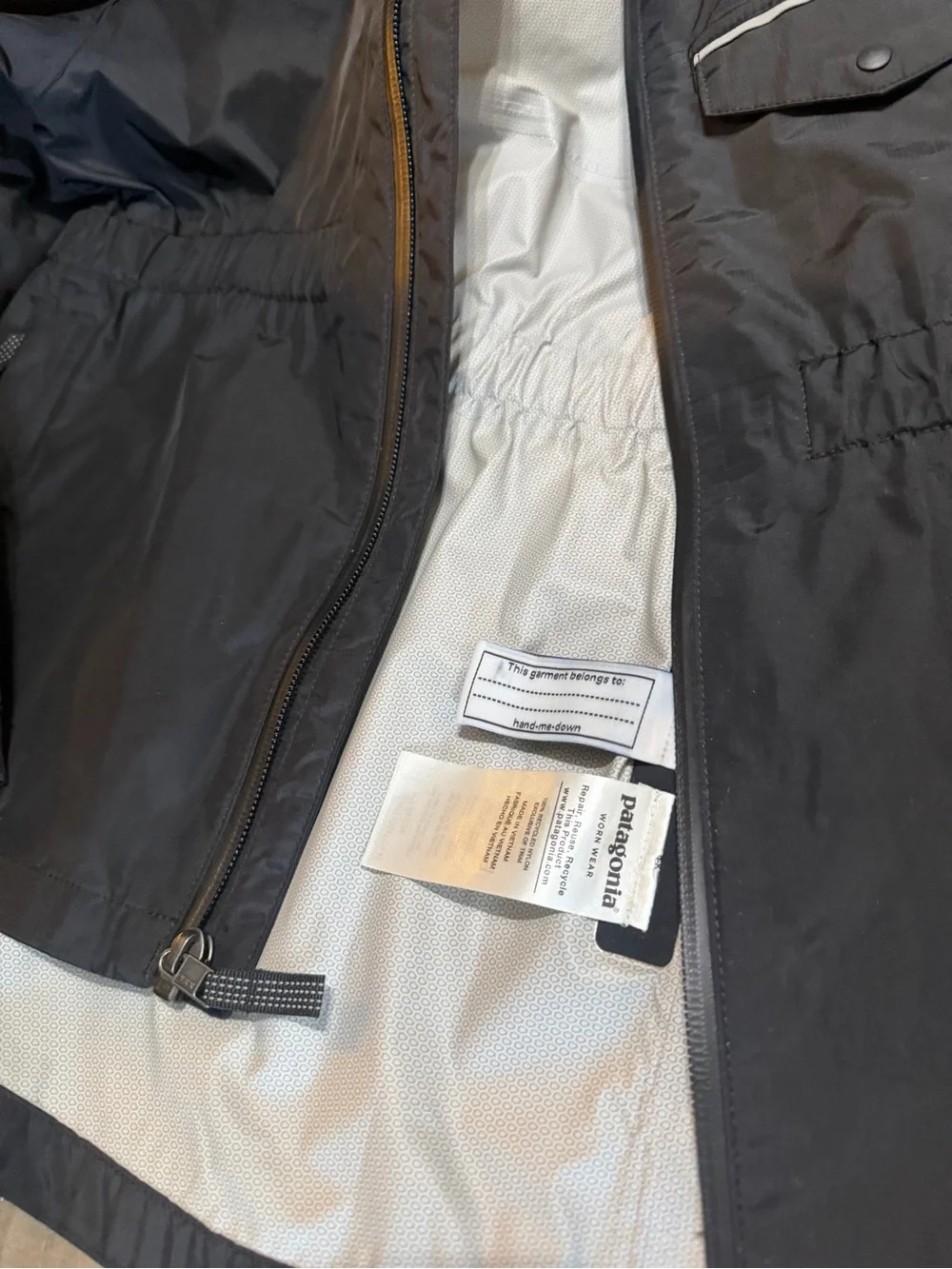 Patagonia Kids’ H2No Hooded Rain Jacket in Black, size XS (5–6) Unisex
